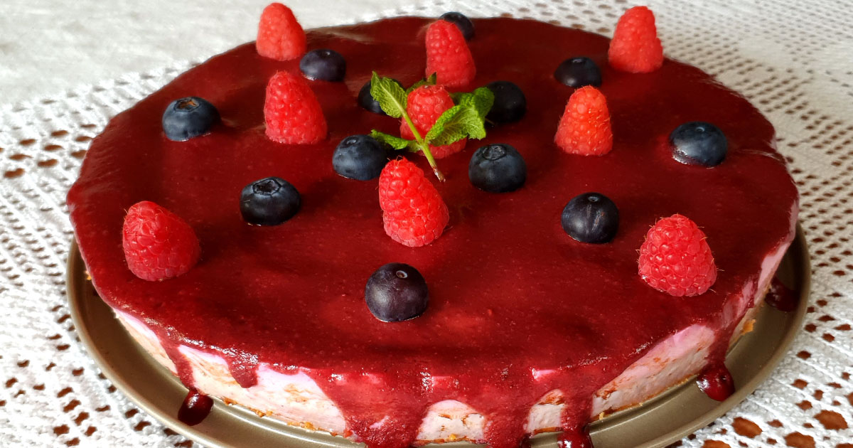 Cheesecake de forno com frutos vermelhos